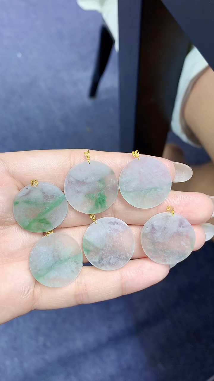 翡翠18K金镶嵌颈饰天然缅甸翡翠A货多样性发其一