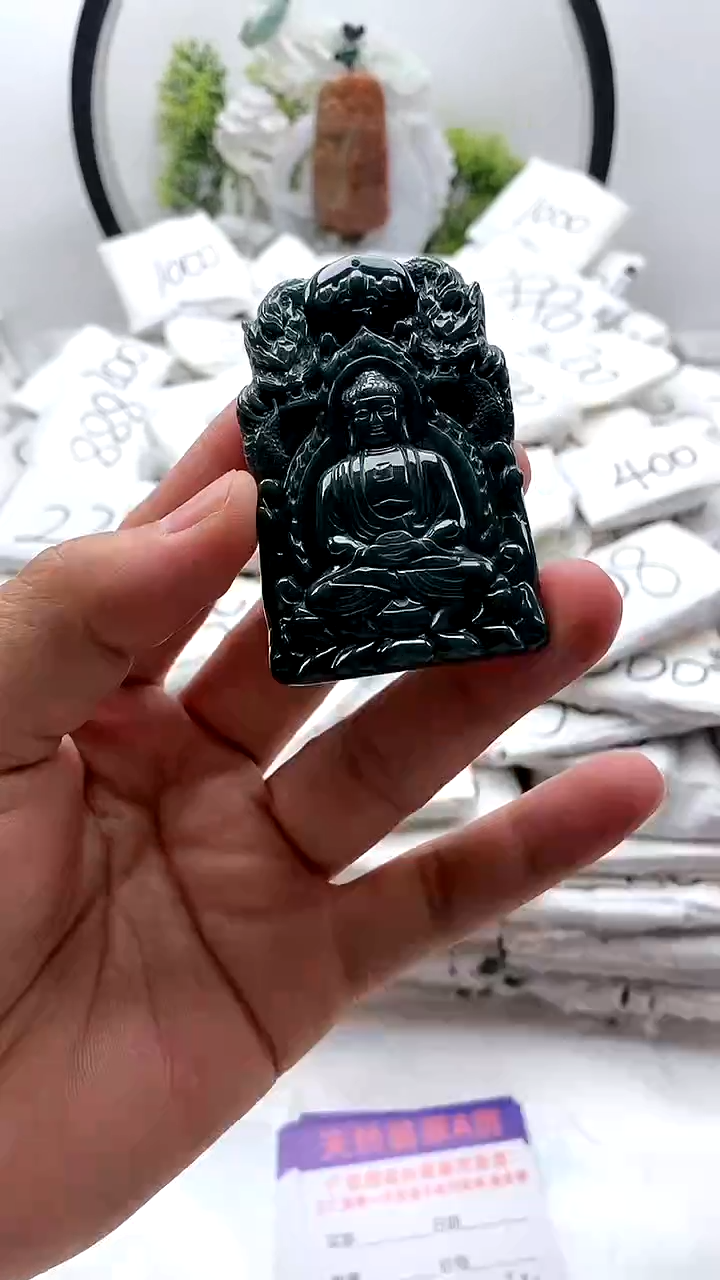 翡翠未镶嵌颈饰大日如来