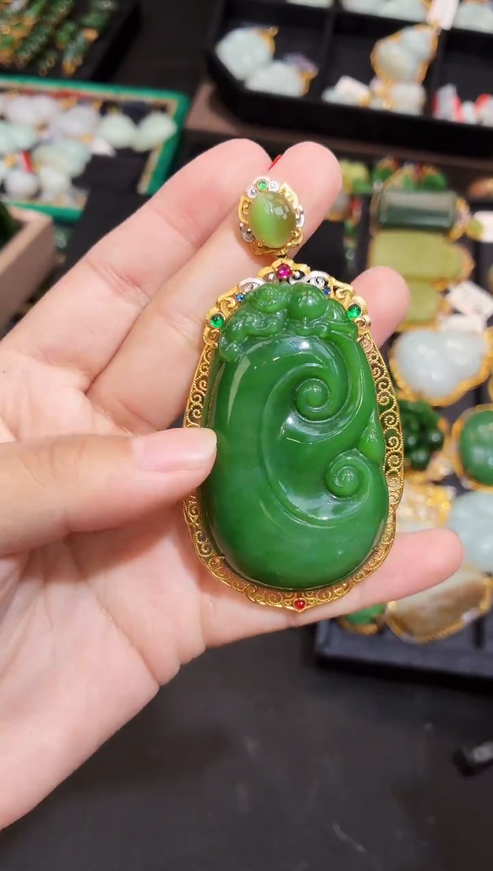 吊坠(赠链)18K金镶嵌和田玉爱**己多样性发一