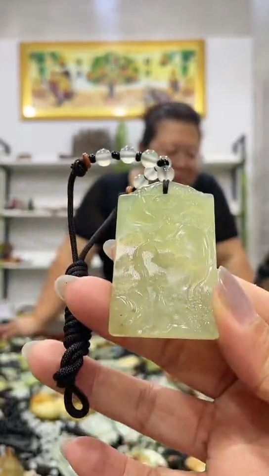 岫玉未镶嵌吊坠 