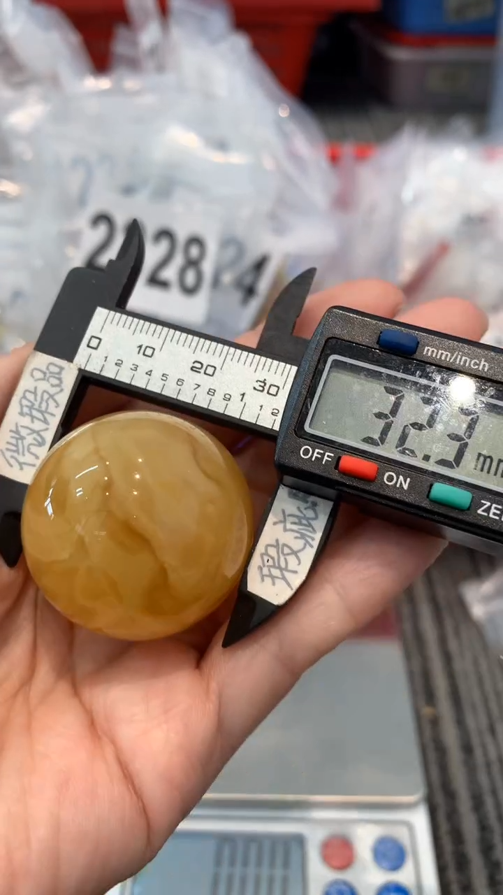 未镶嵌琥珀珠宝奇石104