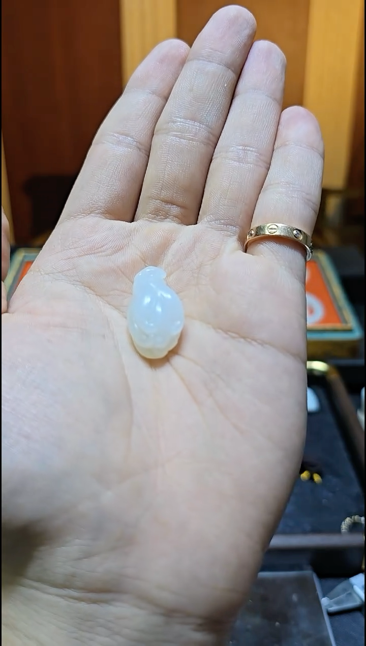 颈饰未镶嵌和田玉（糖玉）和田玉佛手瓜手工雕刻