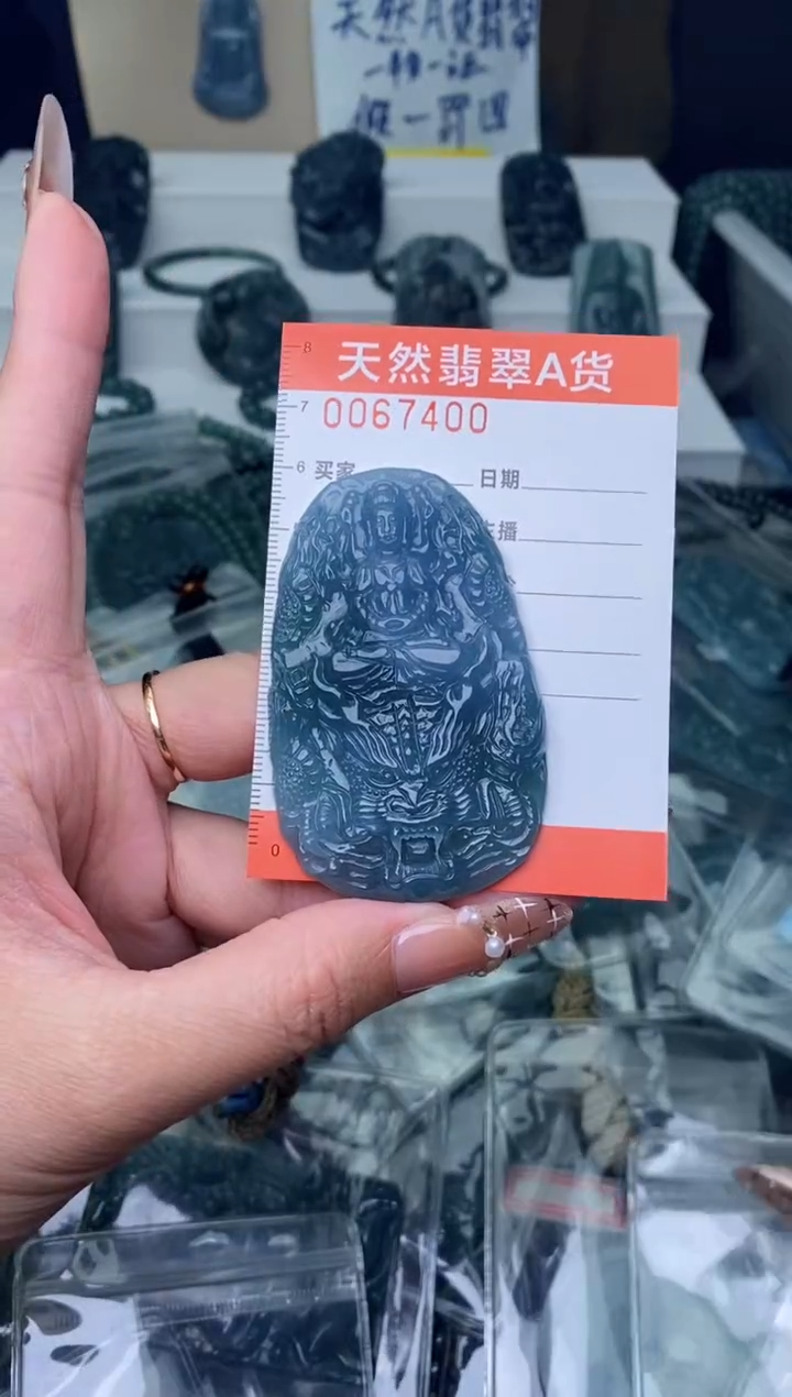 翡翠未镶嵌颈饰··········