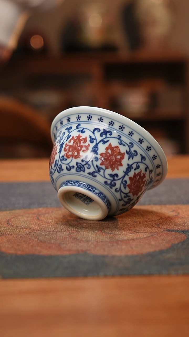 【闪购商品】贵红窑青花釉里红缠枝莲纹压手杯 团花款