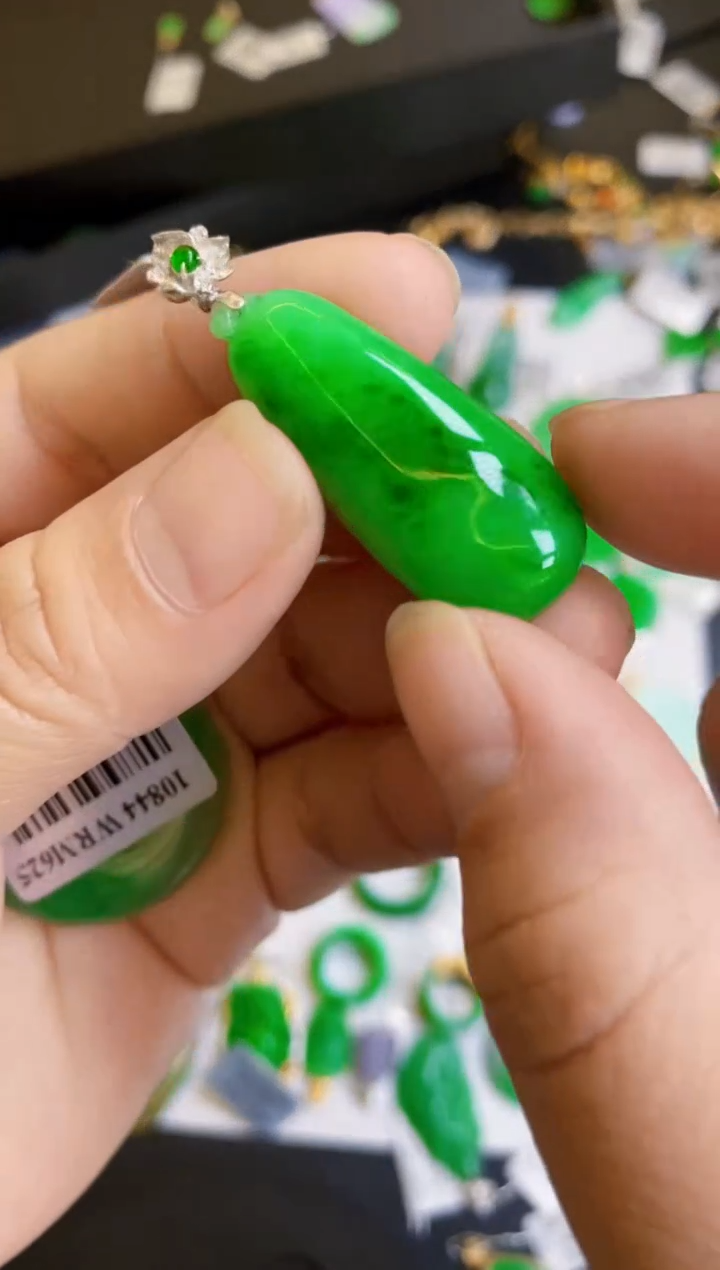 【闪购商品】翡翠颈饰18K金镶嵌瓜