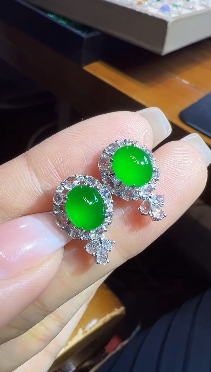 18K金镶嵌翡翠耳饰蛋面