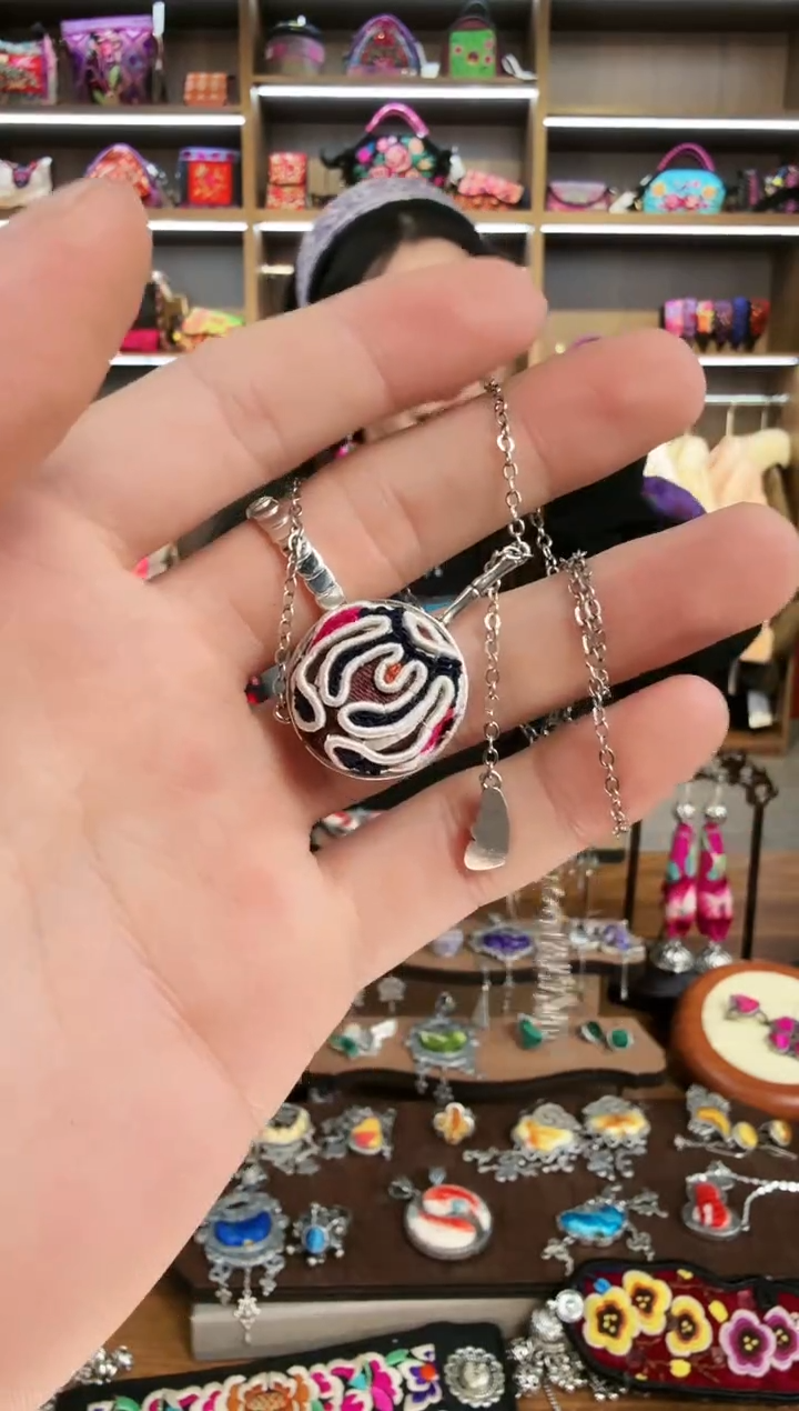 【闪购商品】织绣97蒙阿苏苗绣传承