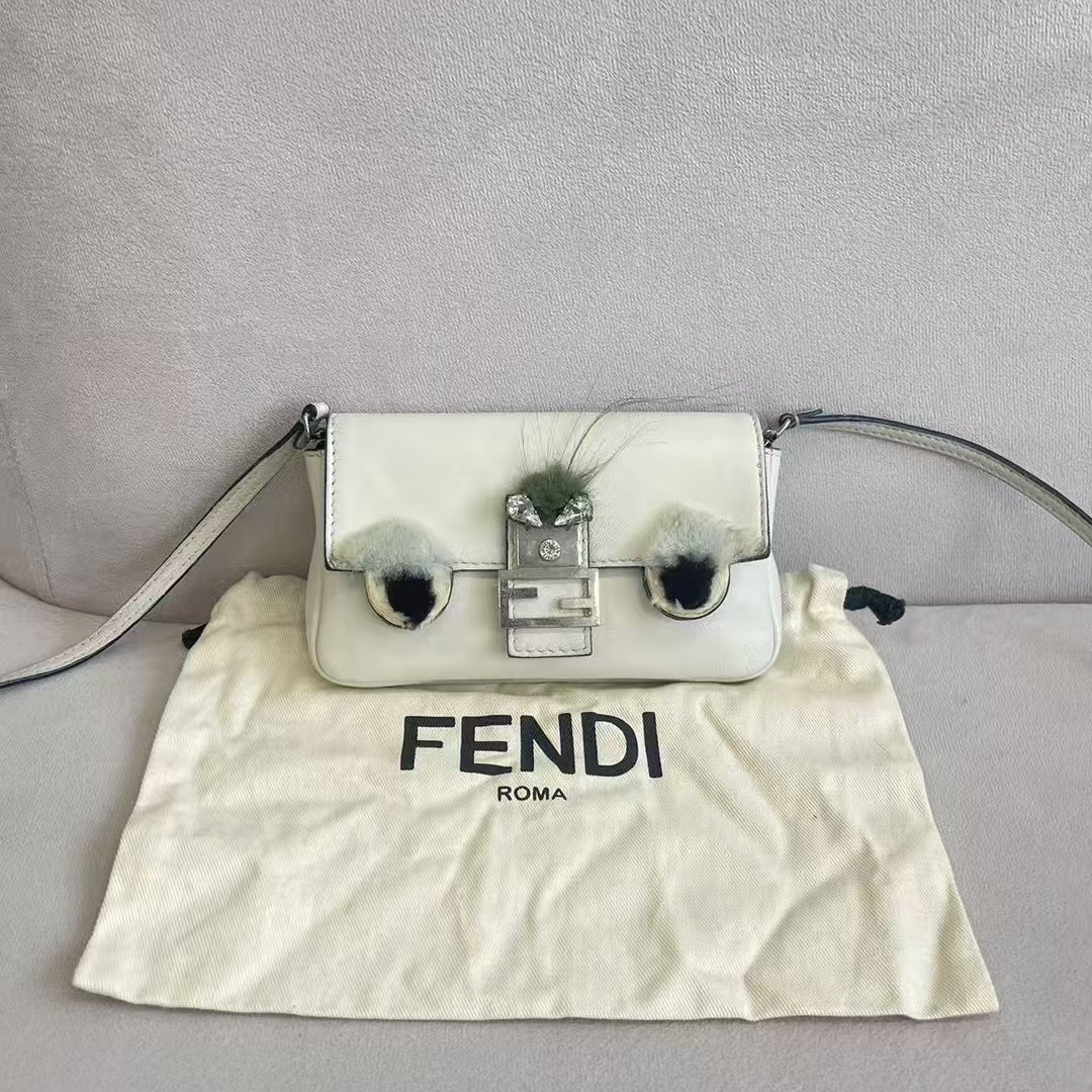 95新 FENDI/芬迪 【赫奢名品】白色银扣小怪兽毛绒mini单肩斜挎包