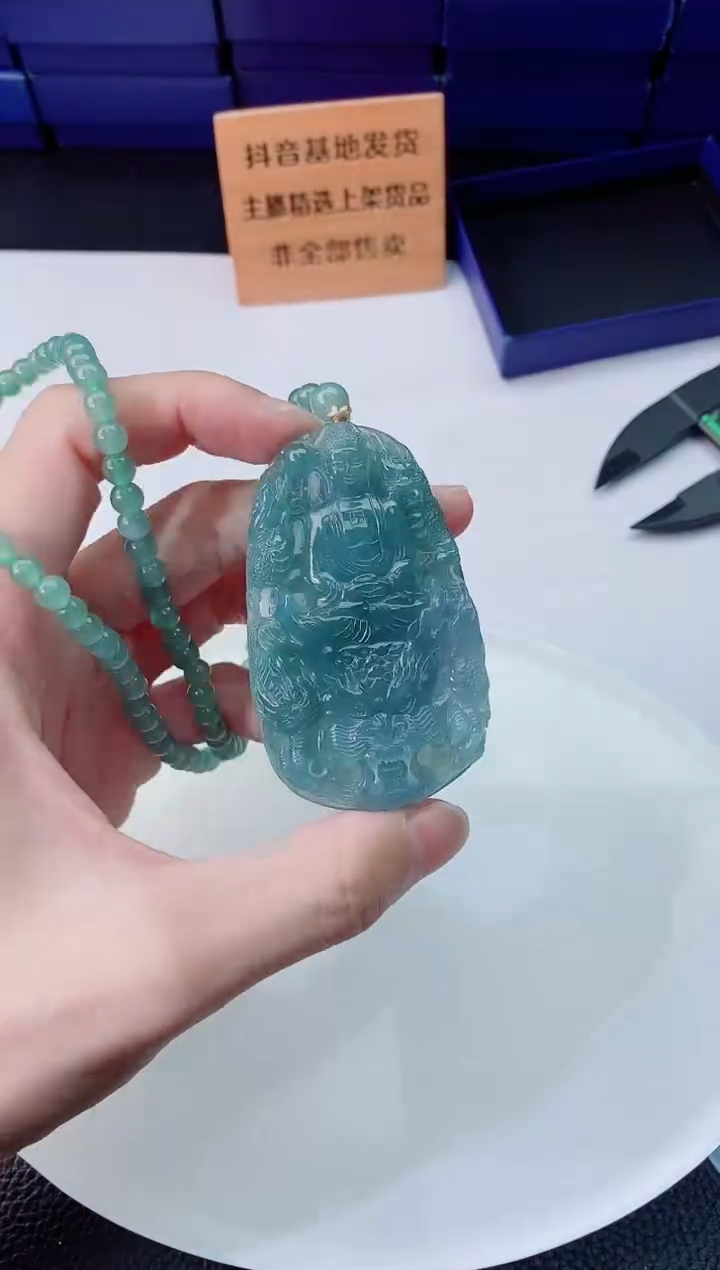 翡翠未镶嵌颈饰  `