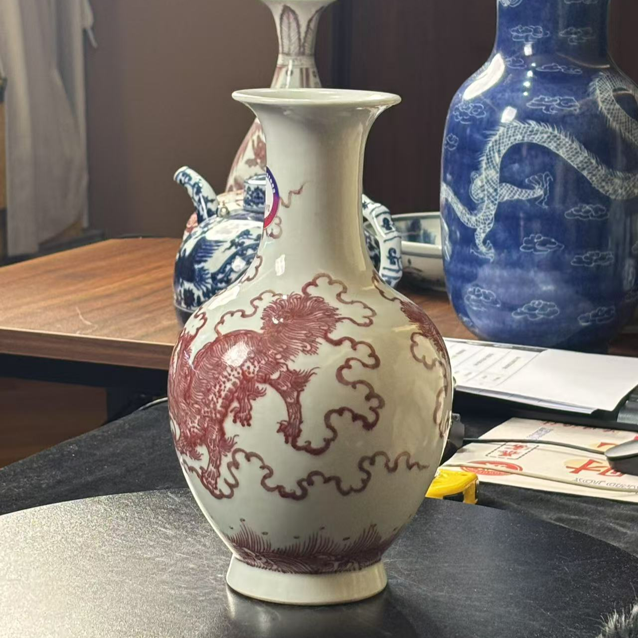 清乾隆釉里红狮子滚绣球赏瓶