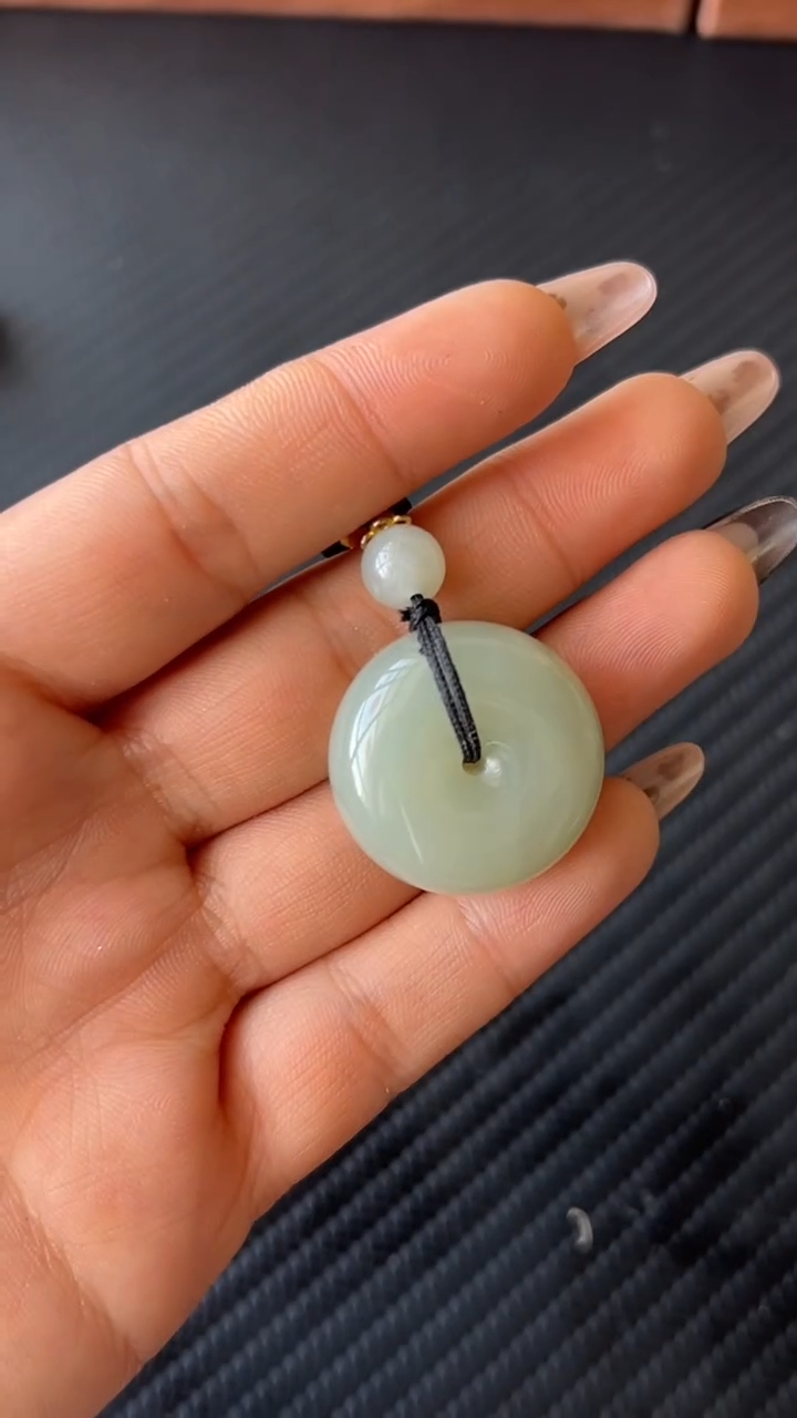 【闪购商品】和田玉吊坠(赠链)未镶嵌且末微色差近矿