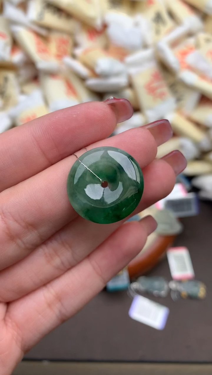 翡翠挂件未镶嵌 —