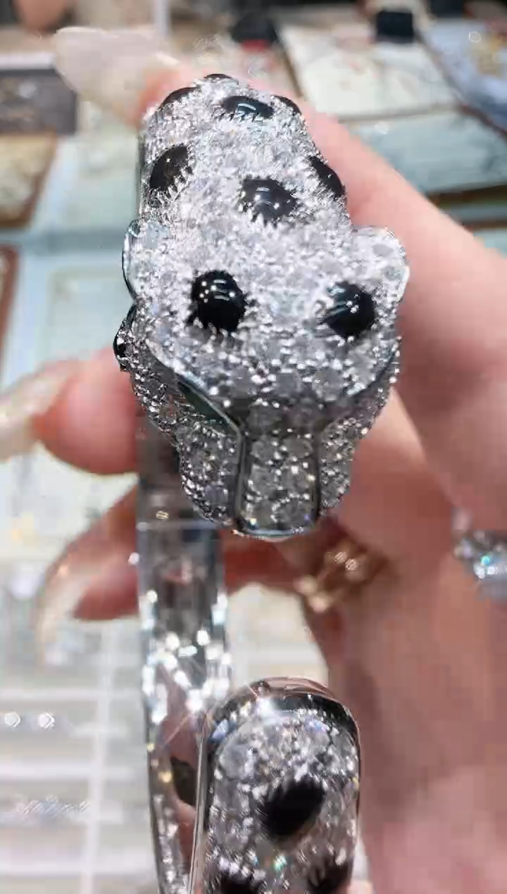 【闪购商品】钻石手镯18K金镶嵌半钻豹子手镯（48小时鉴赏期）