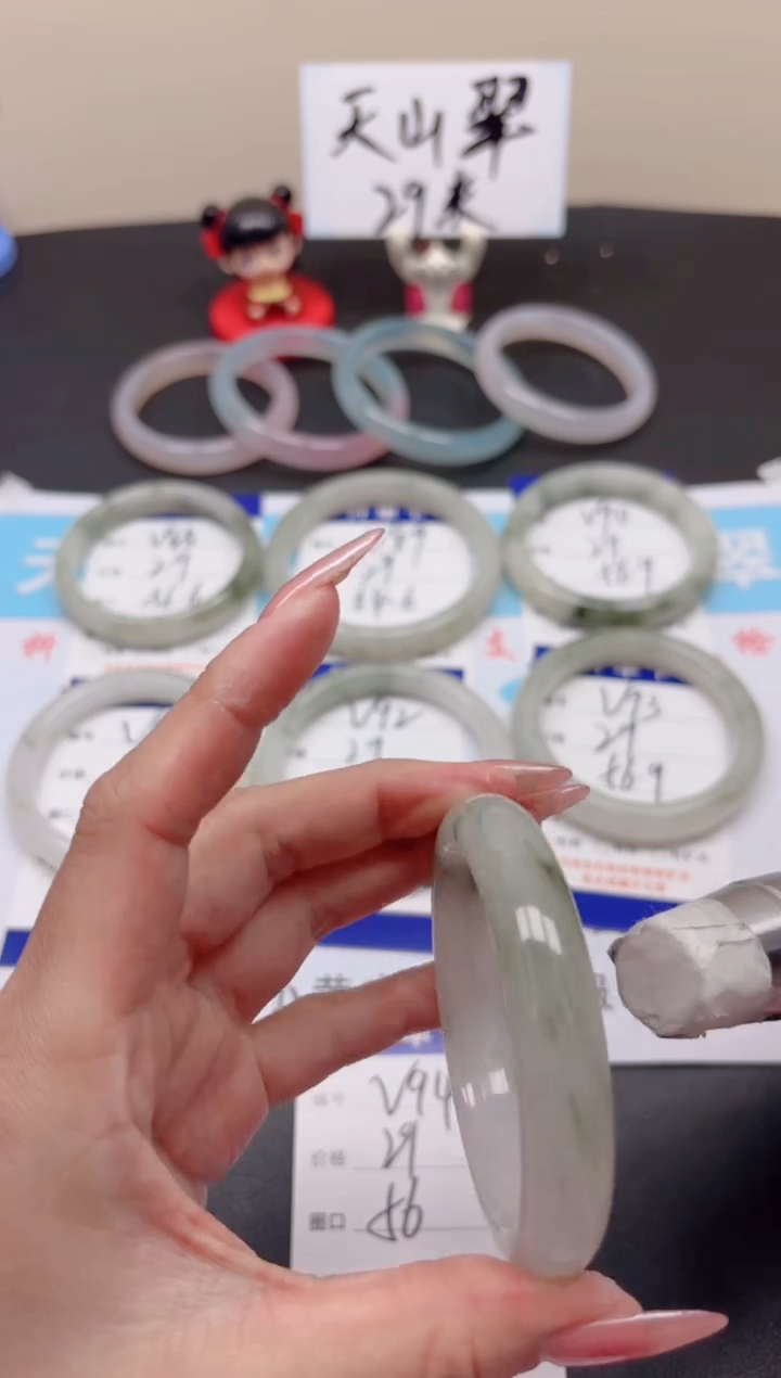 【闪购商品】石英质玉手镯未镶嵌v94