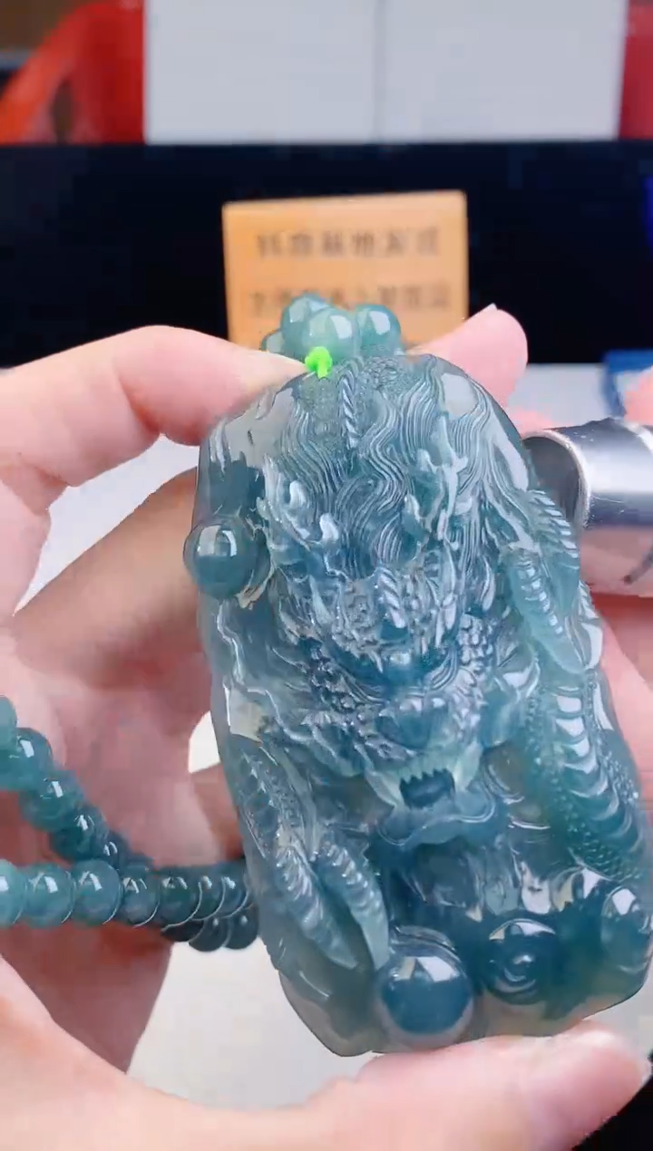 颈饰未镶嵌翡翠    