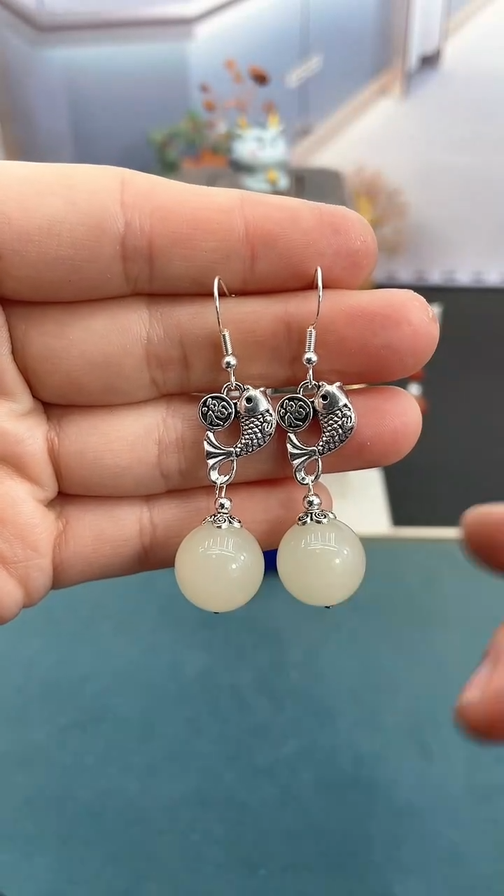 银S925镶嵌和田玉耳饰14mm白玉小鱼