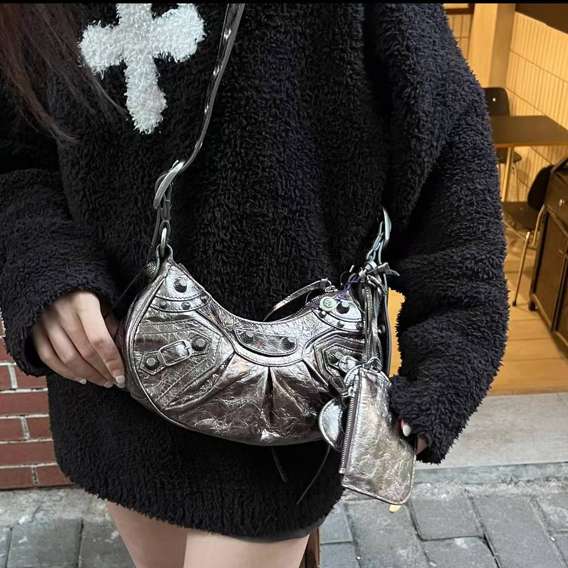 99新 Balenciaga/巴黎世家 7姐专场/液态银新款 月牙机车包