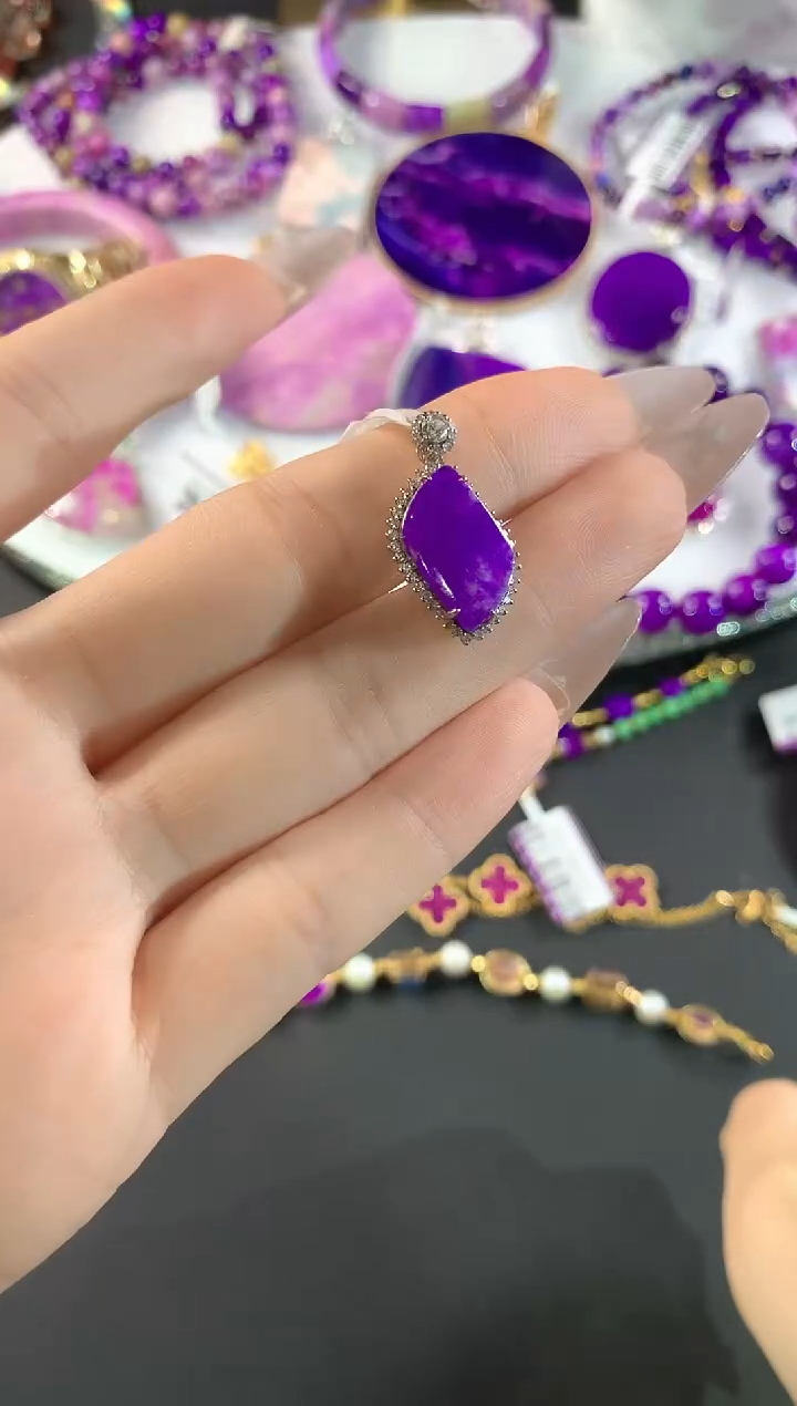 18K金镶嵌苏纪石（舒俱来）.吊坠