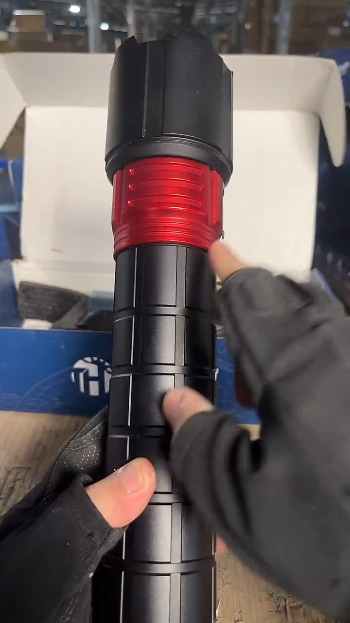 F2四光源强光手电（两组电池）