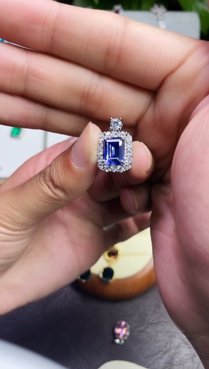 合金颈饰合成钻石蓝宝吊坠