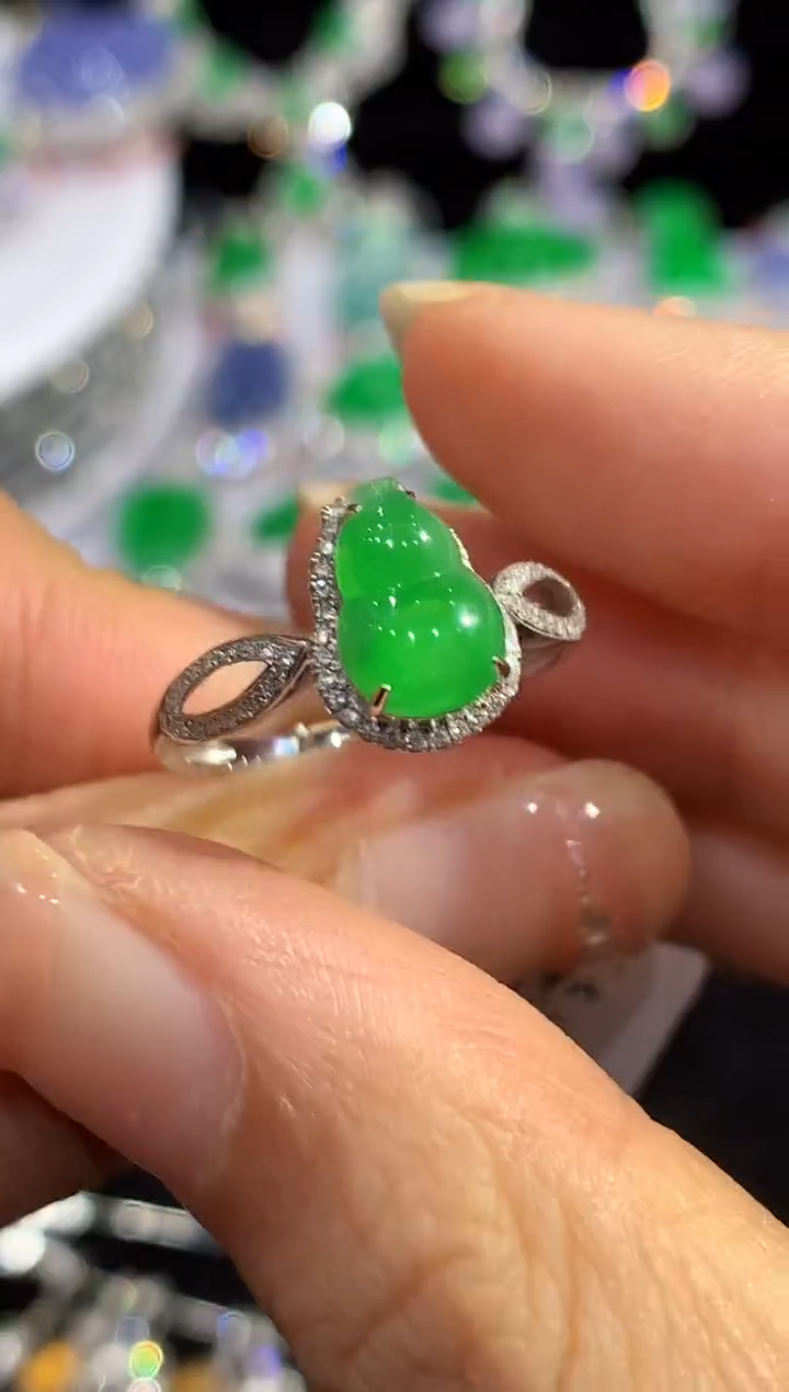 18K金镶嵌戒指翡翠多样性发其一