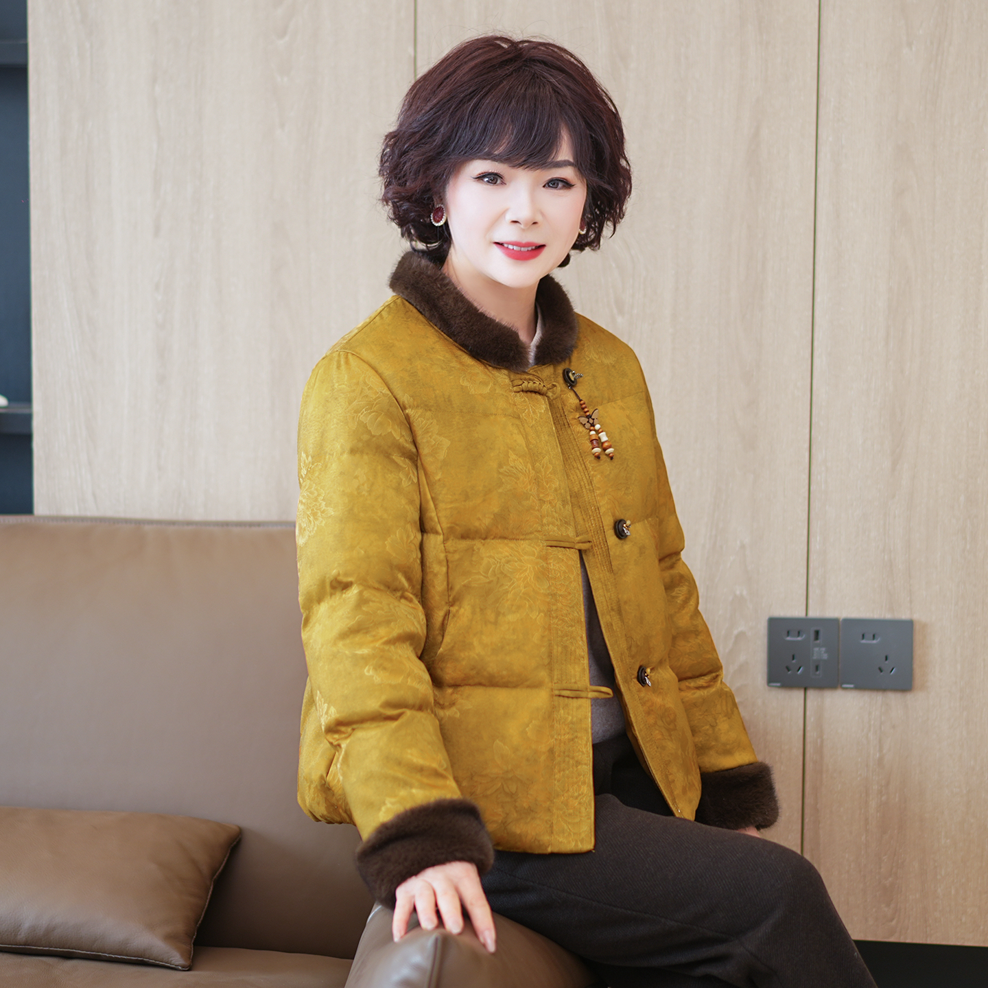 妈妈冬装短款羽绒服女中老年女装洋气冬季中年白鸭绒外套加厚