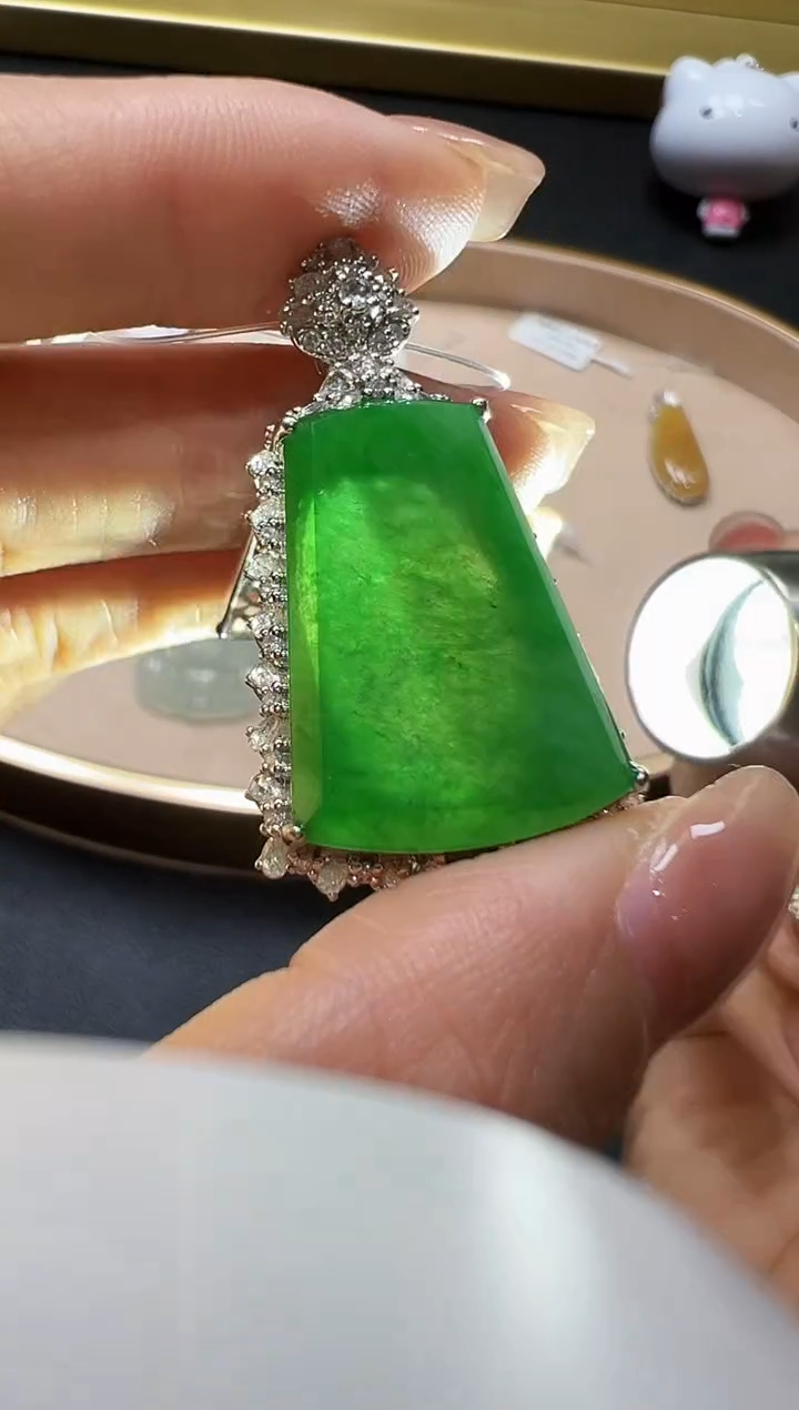 翡翠18K金镶嵌颈饰DFZ0808-73