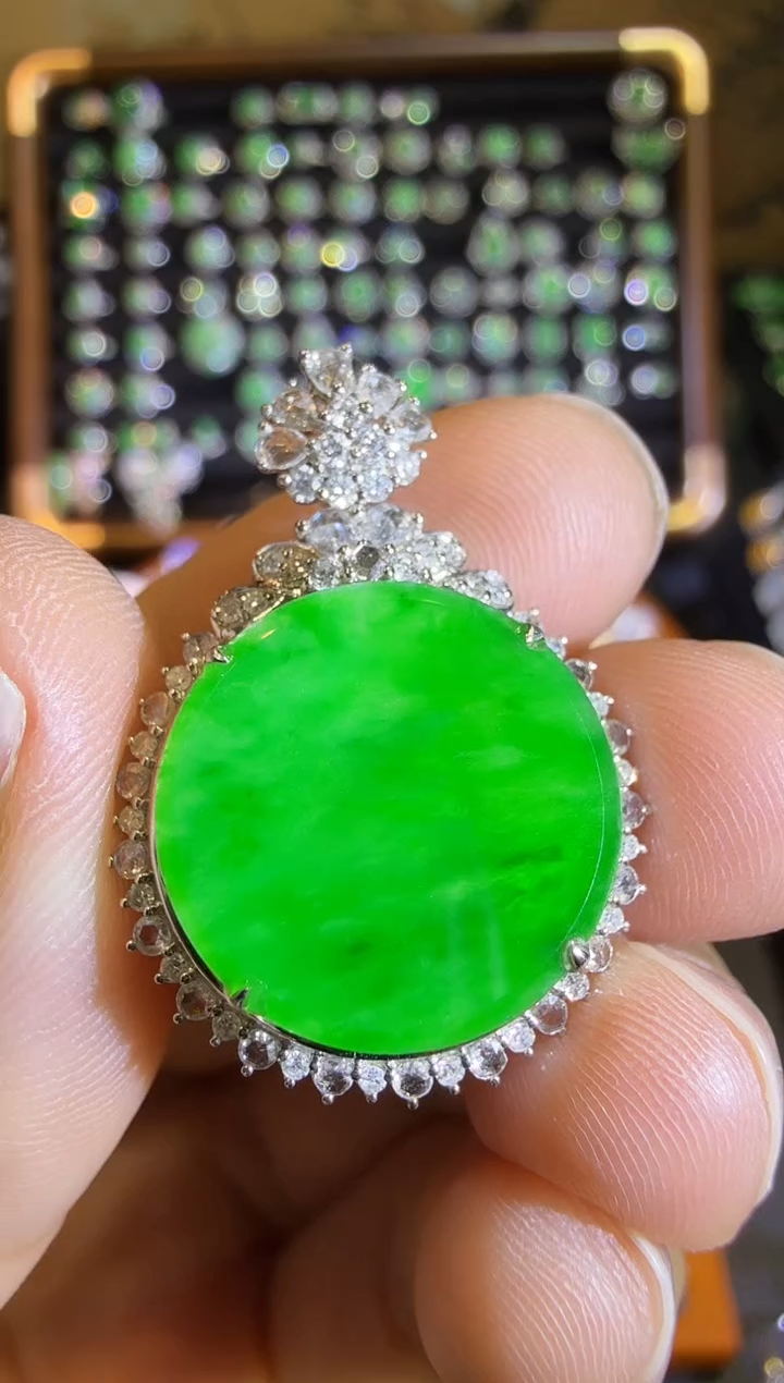 【闪购商品】翡翠吊坠(赠链)18K金镶嵌高冰正阳满绿圆牌吊坠