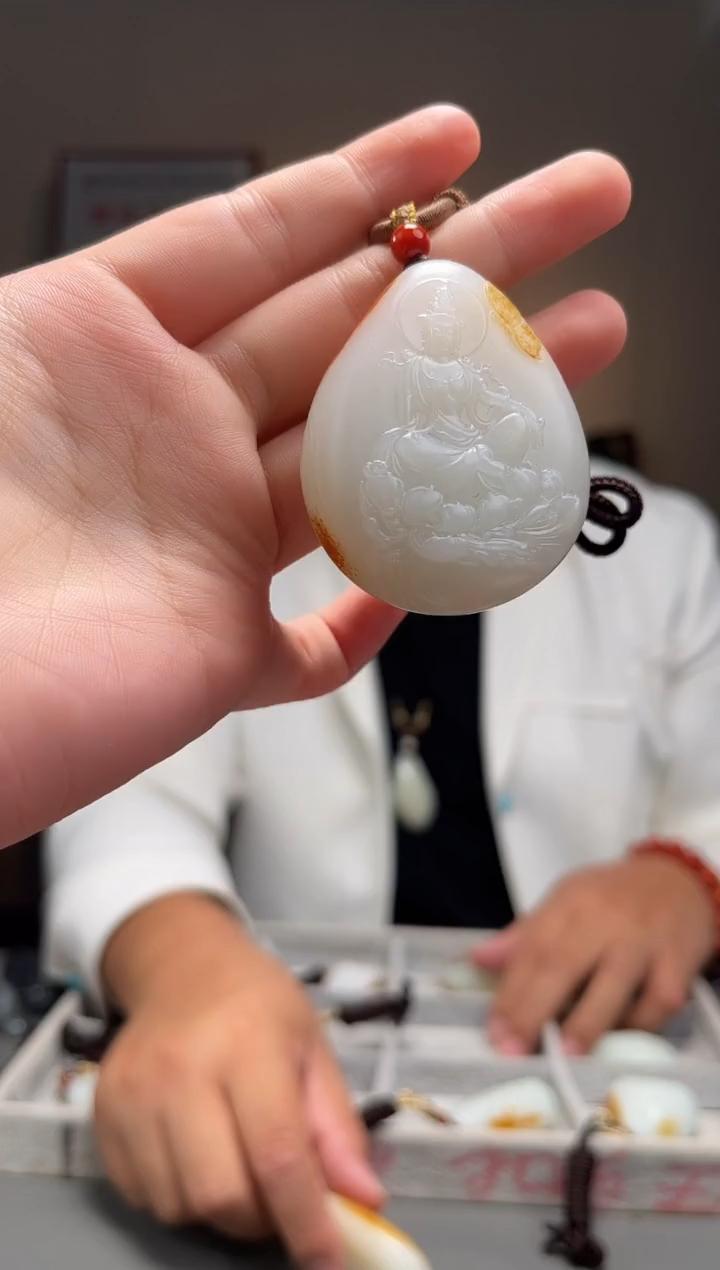 颈饰未镶嵌和田玉吊坠