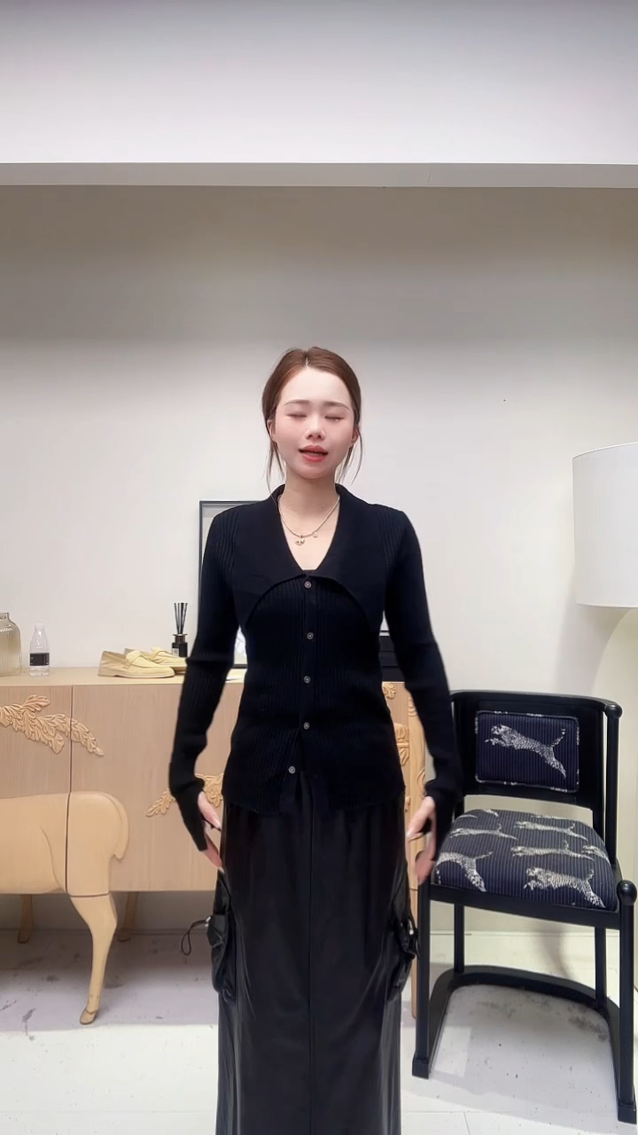 黑色大翻领修身羊毛开衫