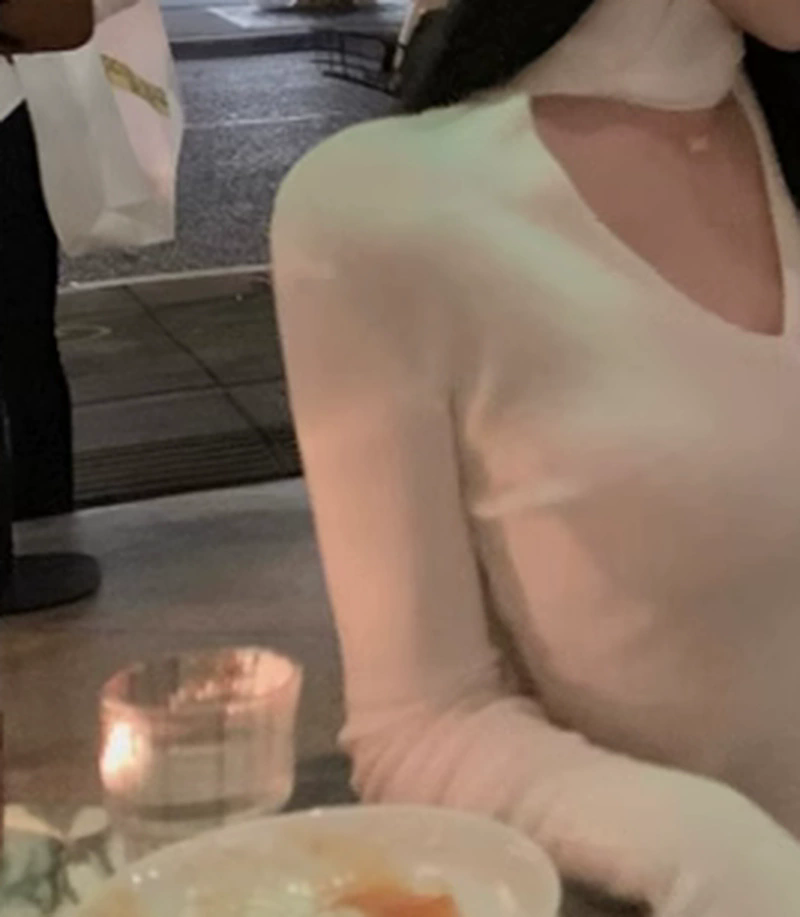 极简小V  高领镂空上衣