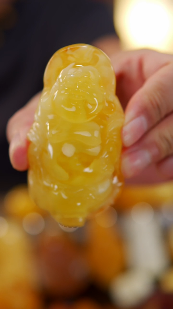 【闪购商品】蜜蜡裸石未镶嵌乌料笑佛手把件66.88