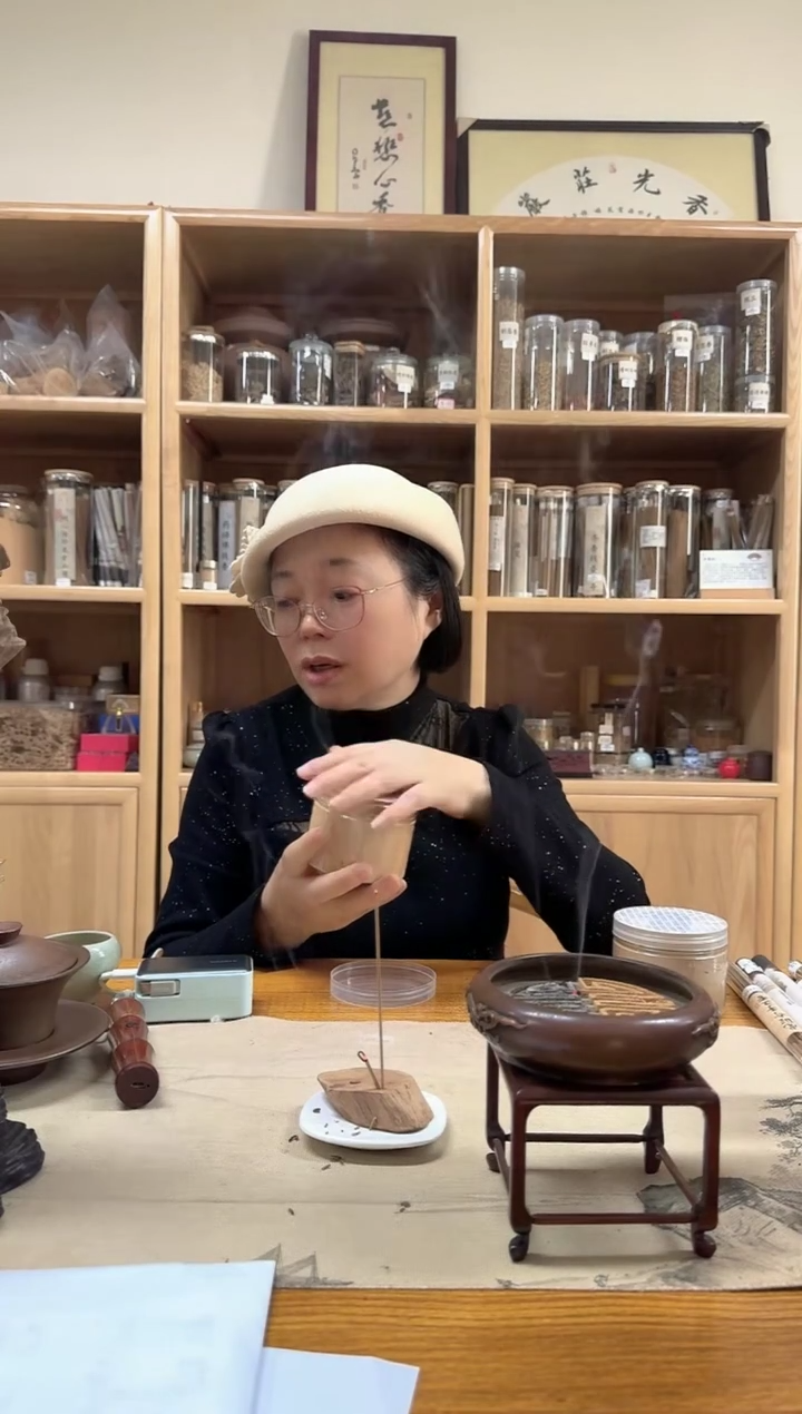 香粉50093老山檀树心油香粉   100克