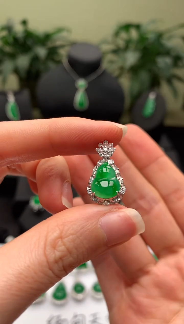 【闪购商品】翡翠颈饰18K金镶嵌葫芦