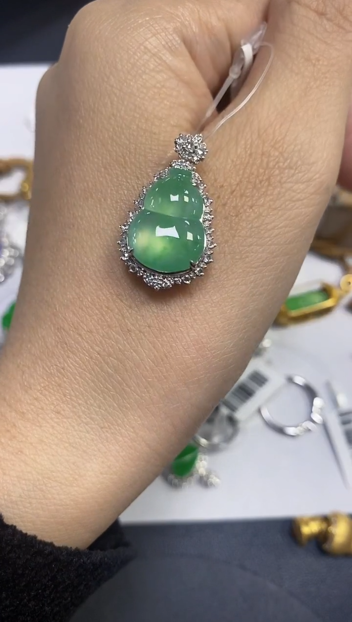 颈饰18K金镶嵌翡翠即****冰颈饰 18K金镶嵌 翡翠