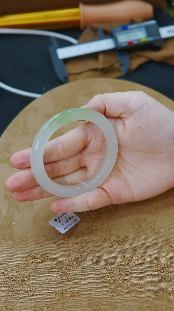 和田玉手镯未镶嵌53-54圈口正装·高冰白底翠