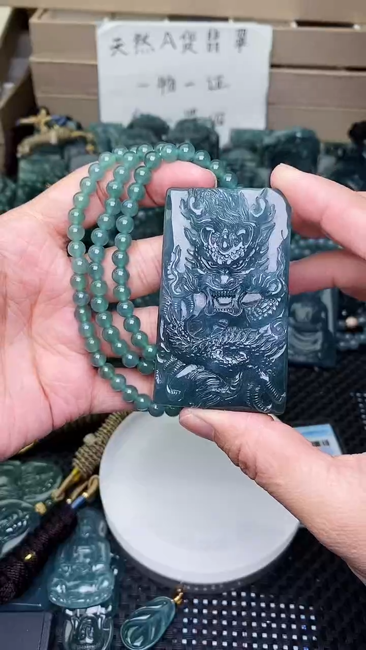 颈饰未镶嵌翡翠 