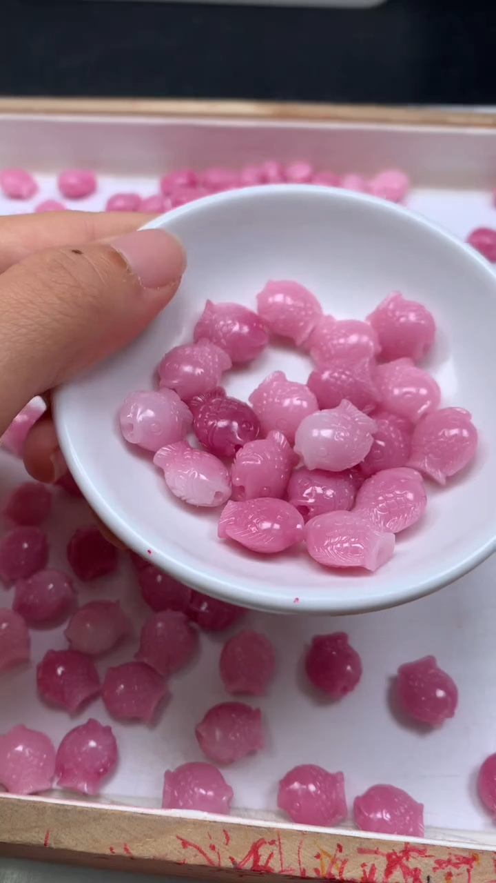 未镶嵌散珠拼合珍珠（马贝珠）E944 女皇贝 小鱼8*13*14mm5个8.8元