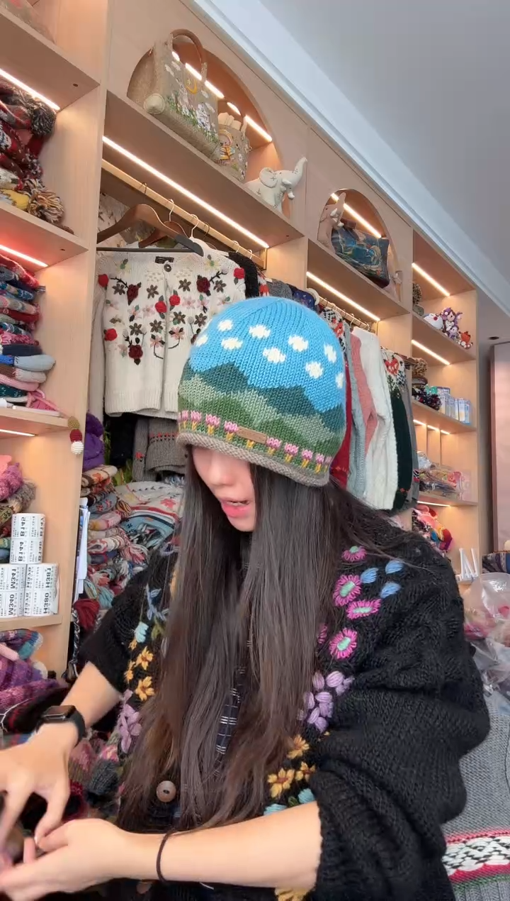 羊毛蓝天白云卷边帽 