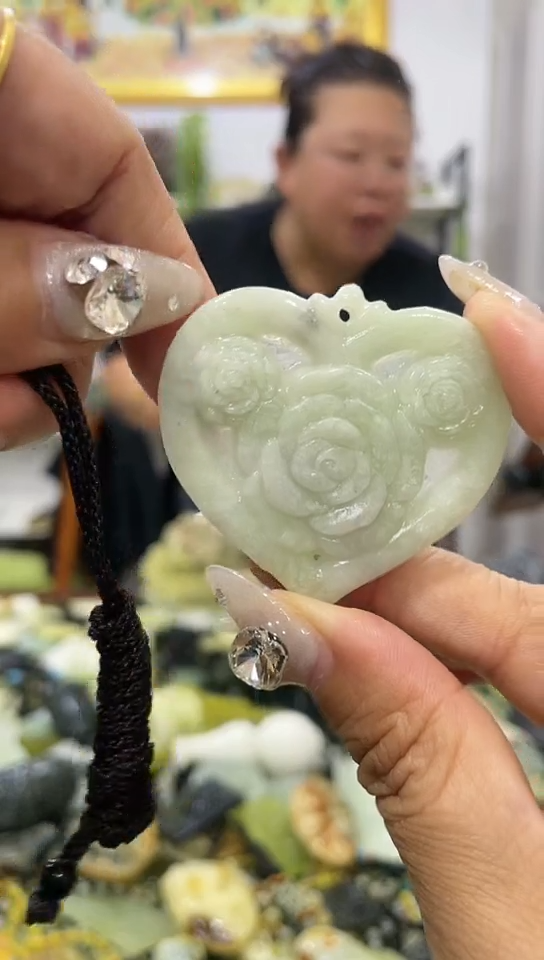 岫玉未镶嵌吊坠