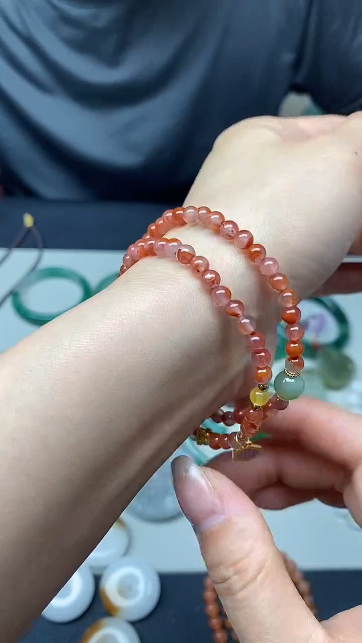 玉材质：   南红手串