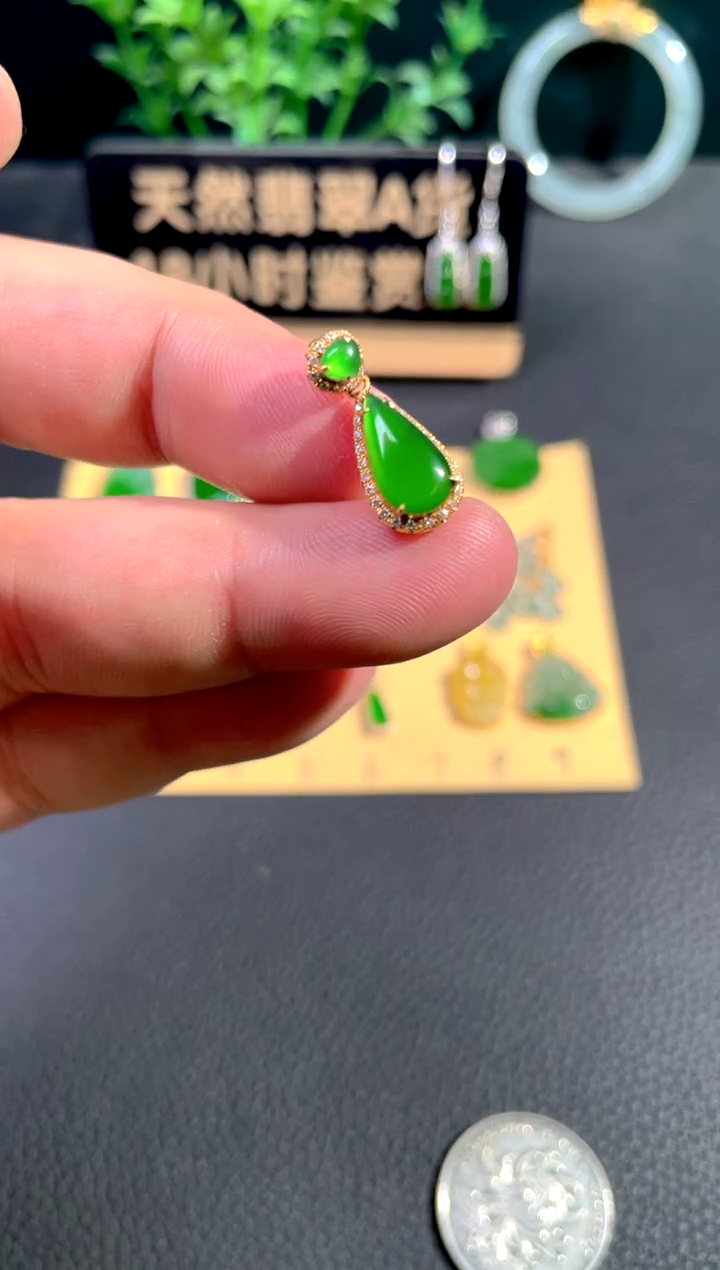 颈饰18K金镶嵌翡翠翡翠