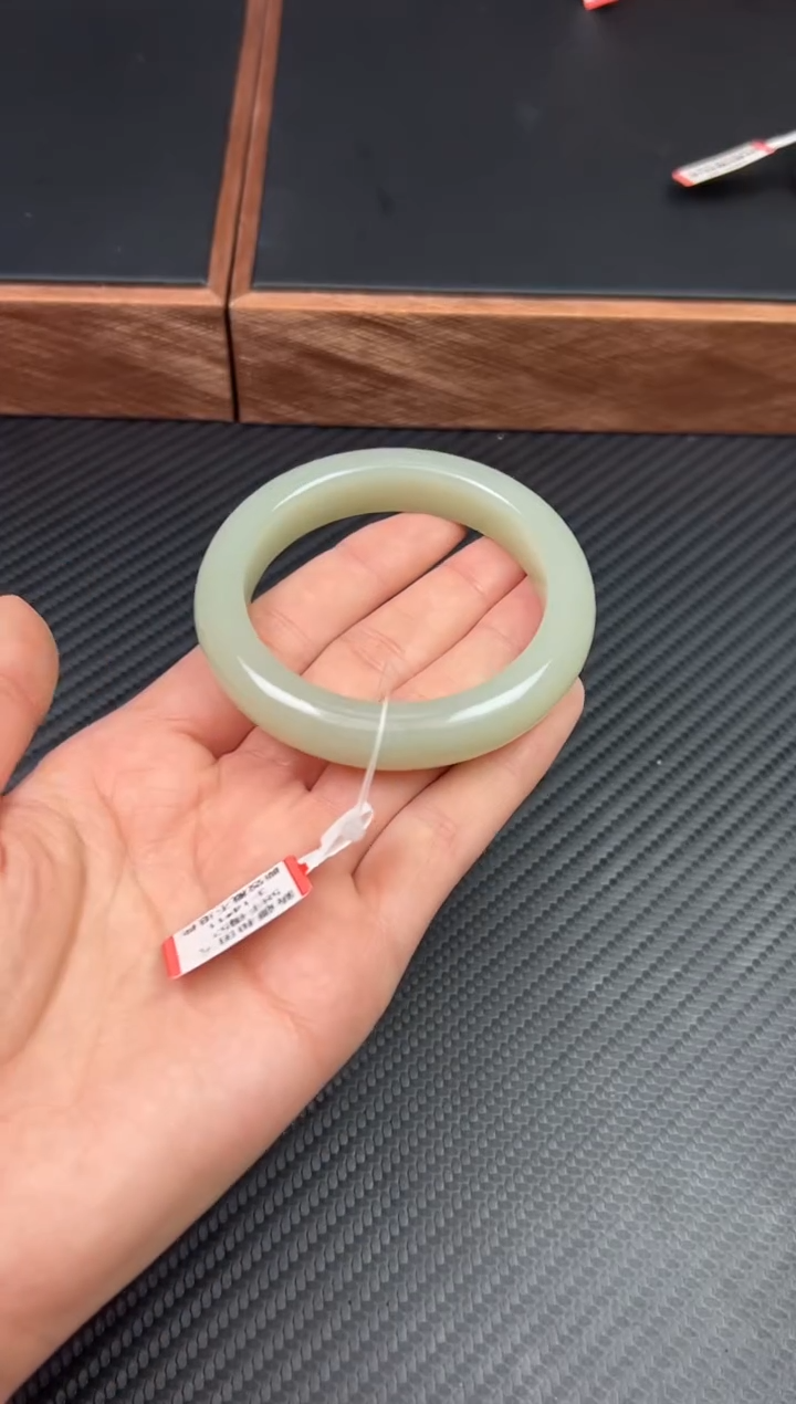 和田玉未镶嵌手镯且末微色差近矿53+