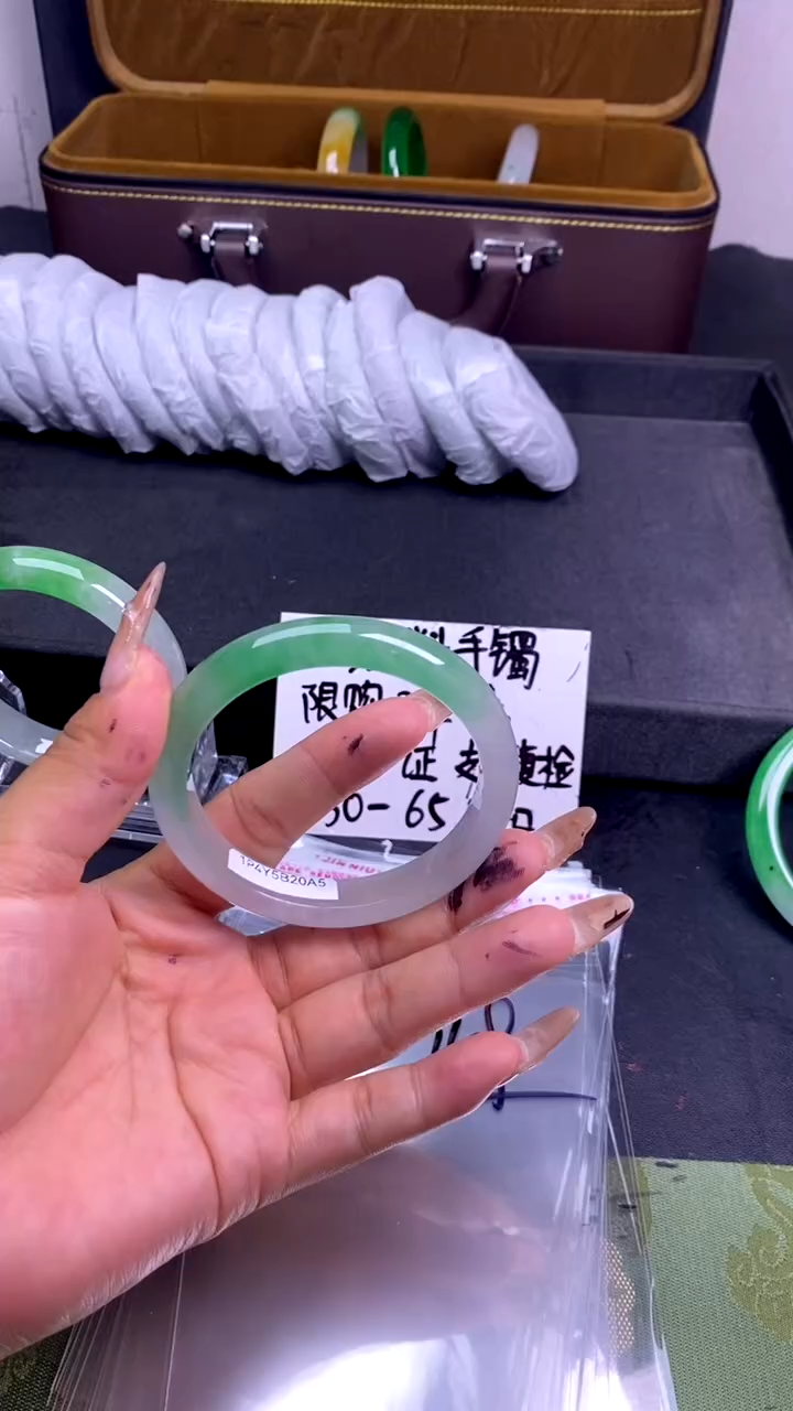 时尚女款缅料手镯149