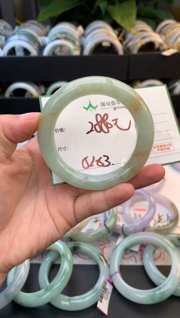 未镶嵌定制翡翠毛货需精细抛光+多人