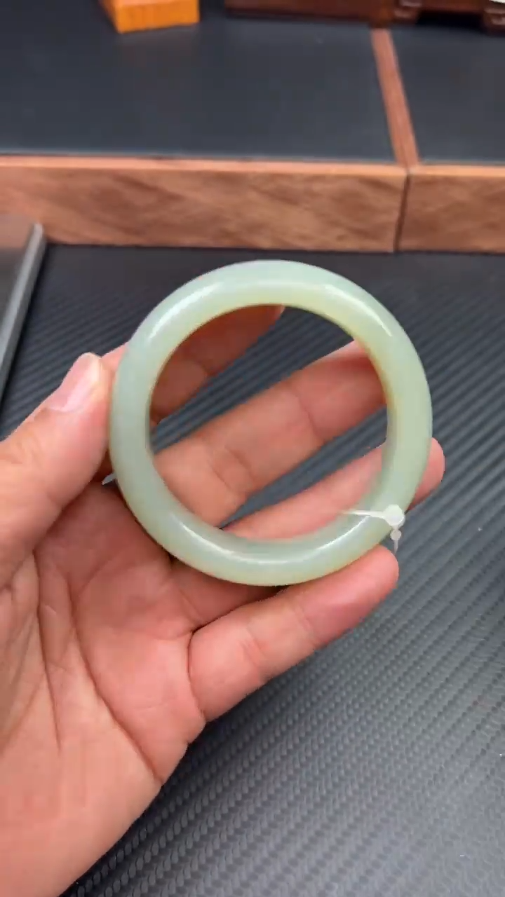 【闪购商品】和田玉手镯未镶嵌且末微色差近矿51+