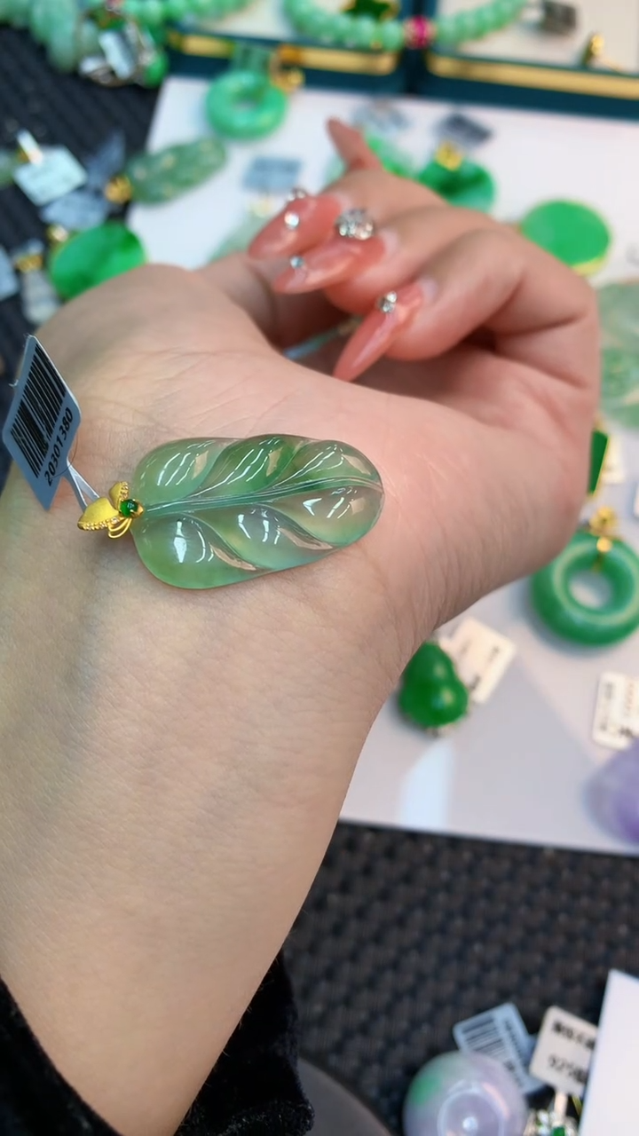 颈饰18K金镶嵌翡翠1