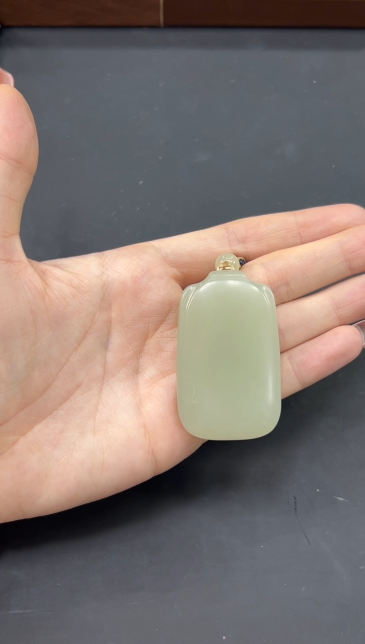 【闪购商品】和田玉吊坠(赠链)未镶嵌且末微色差迪克兰吊坠