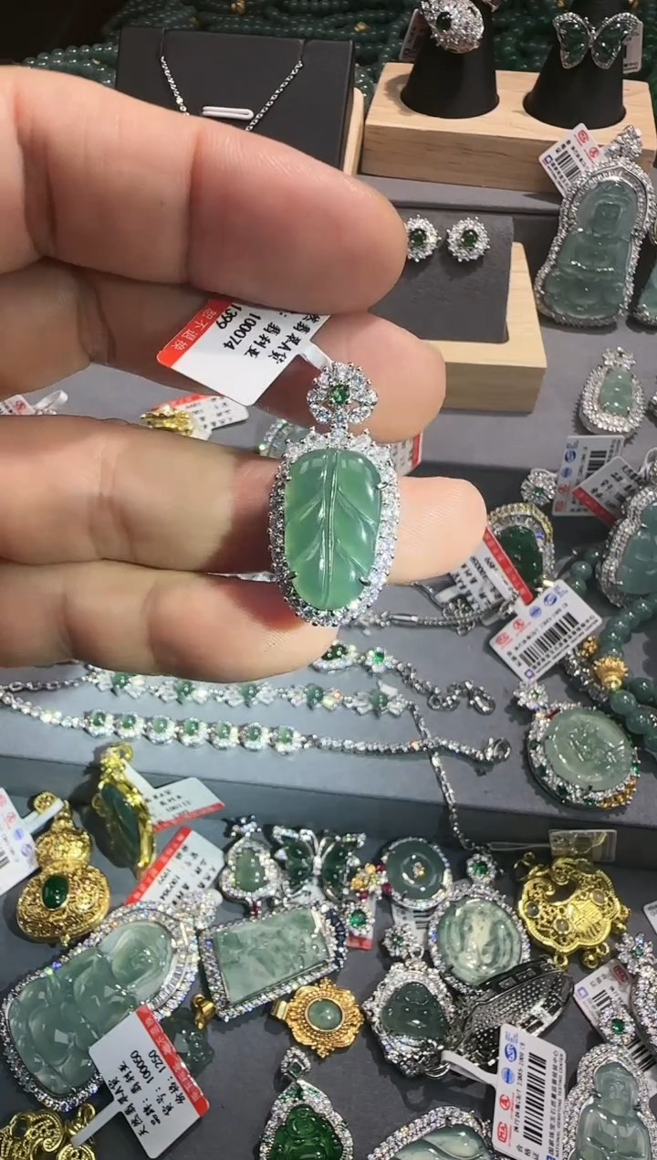 【闪购商品】翡翠吊坠(赠链)未镶嵌翡翠A货源头工厂带证书发