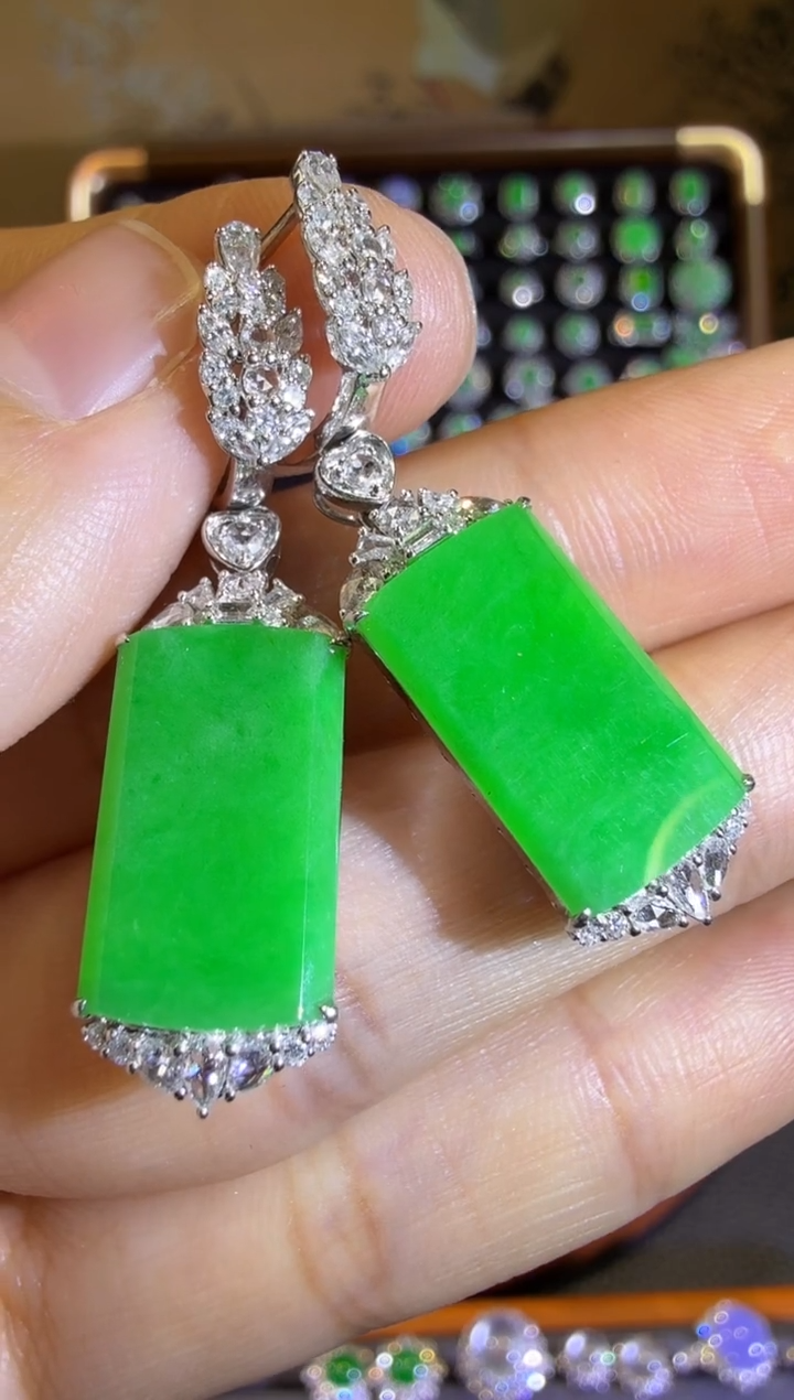 【闪购商品】翡翠耳饰18K金镶嵌正冰正阳满绿无事牌